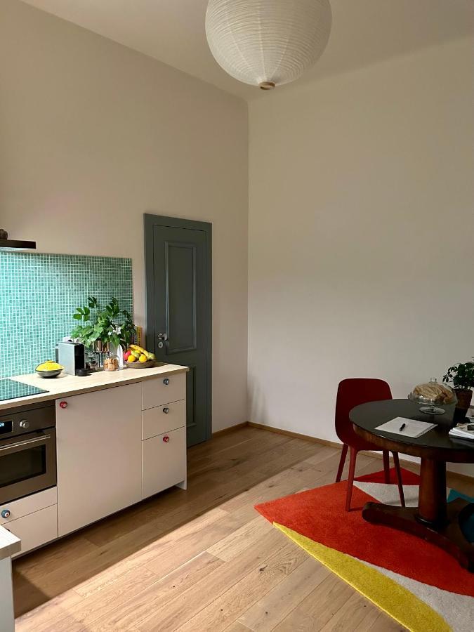 Green Balcony & King Size Bed Прага Екстериор снимка