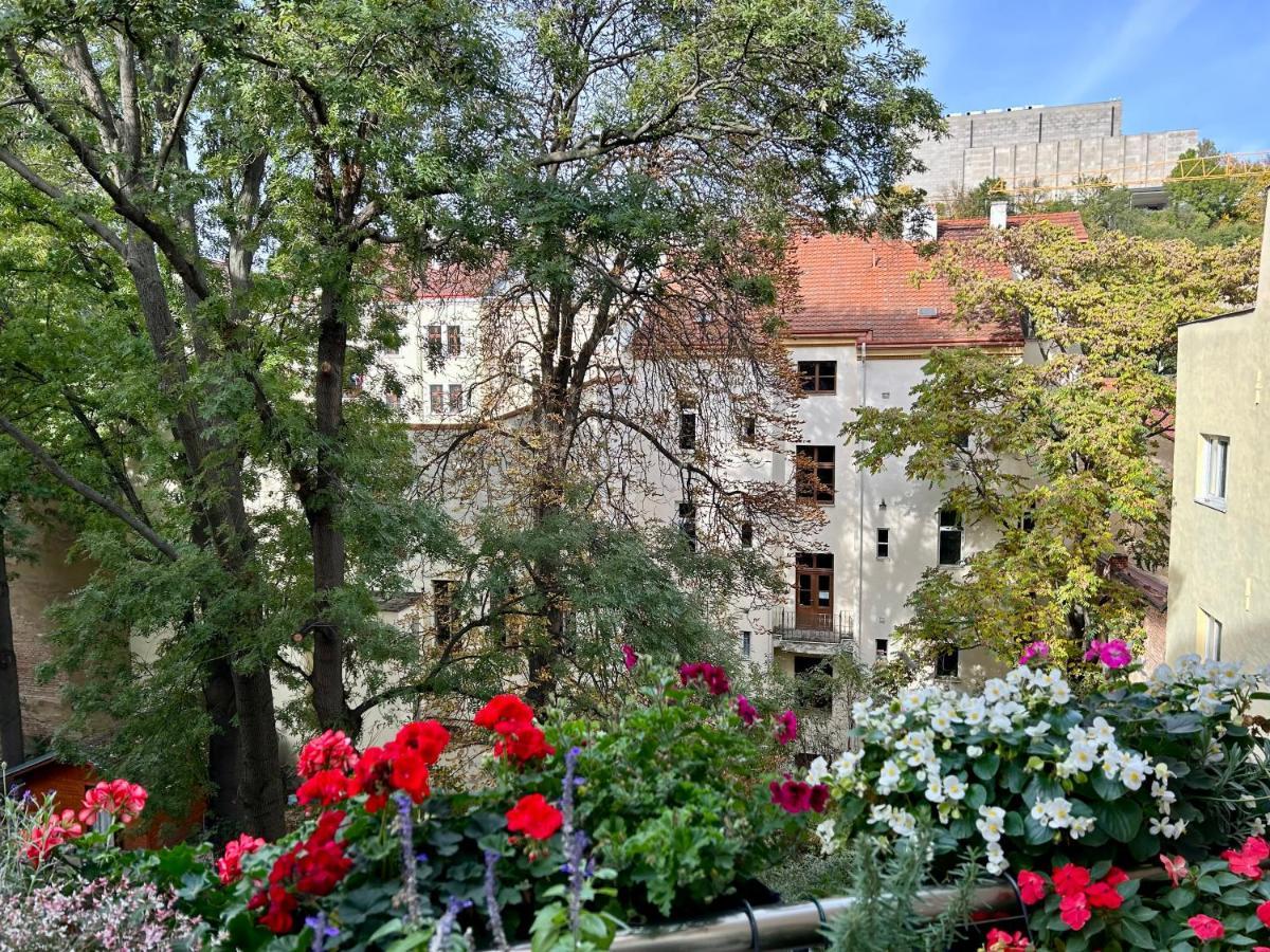 Green Balcony & King Size Bed Прага Екстериор снимка