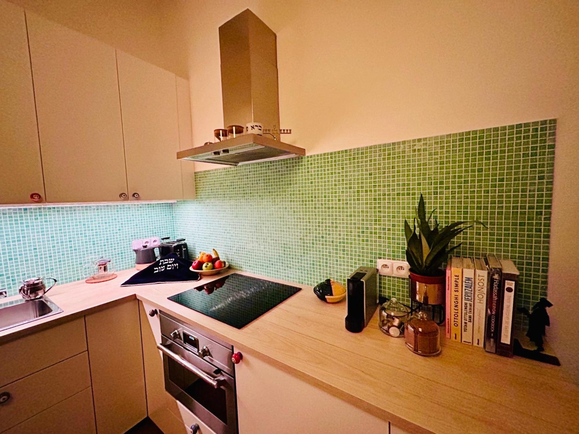 Green Balcony & King Size Bed Прага Екстериор снимка
